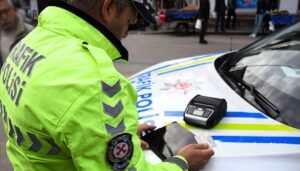 samsunda ehliyetsiz surucu polise carpip kacti Nhdz8kCl.jpg