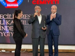 yilin basarili gazetecileri odulleri umit ozdal anisina verildi KXJEFGUd.jpg